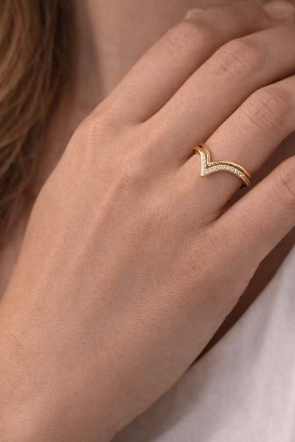 Elegant V ring