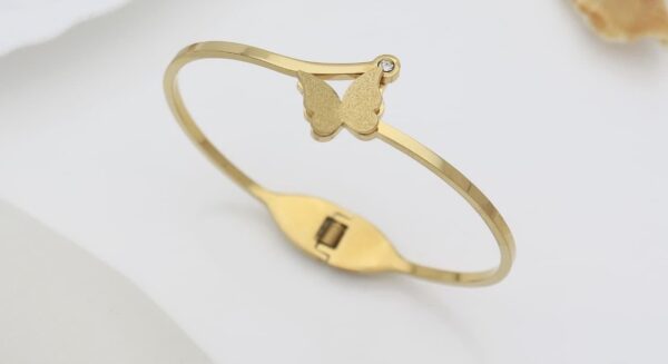 Single butterfly kada