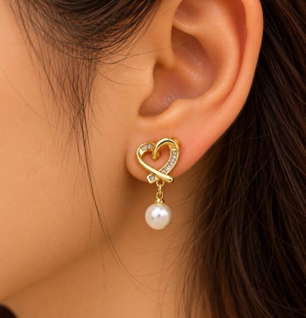 Pearl heart earring